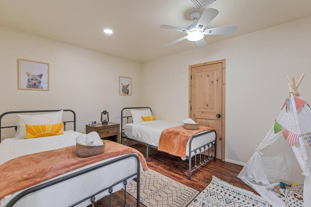 Close To Fresh Creek! Sleeps 12 ~ Amazing Views W/Serene Open Space ~ Hot Tub + Game Room ~ Trails Outside Sedona Luaran gambar