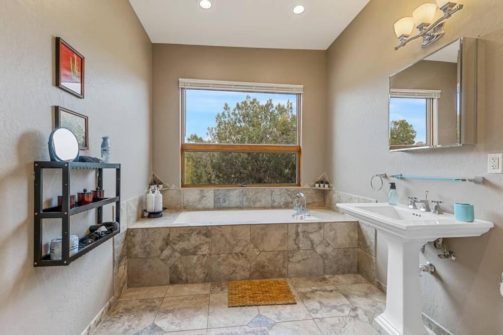 Close To Fresh Creek! Sleeps 12 ~ Amazing Views W/Serene Open Space ~ Hot Tub + Game Room ~ Trails Outside Sedona Luaran gambar