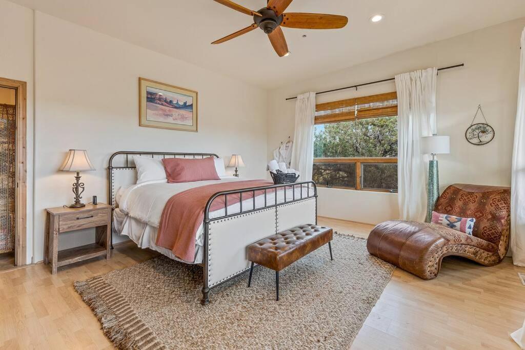 Close To Fresh Creek! Sleeps 12 ~ Amazing Views W/Serene Open Space ~ Hot Tub + Game Room ~ Trails Outside Sedona Luaran gambar