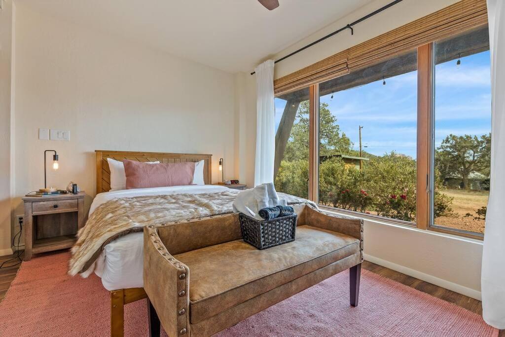 Close To Fresh Creek! Sleeps 12 ~ Amazing Views W/Serene Open Space ~ Hot Tub + Game Room ~ Trails Outside Sedona Luaran gambar