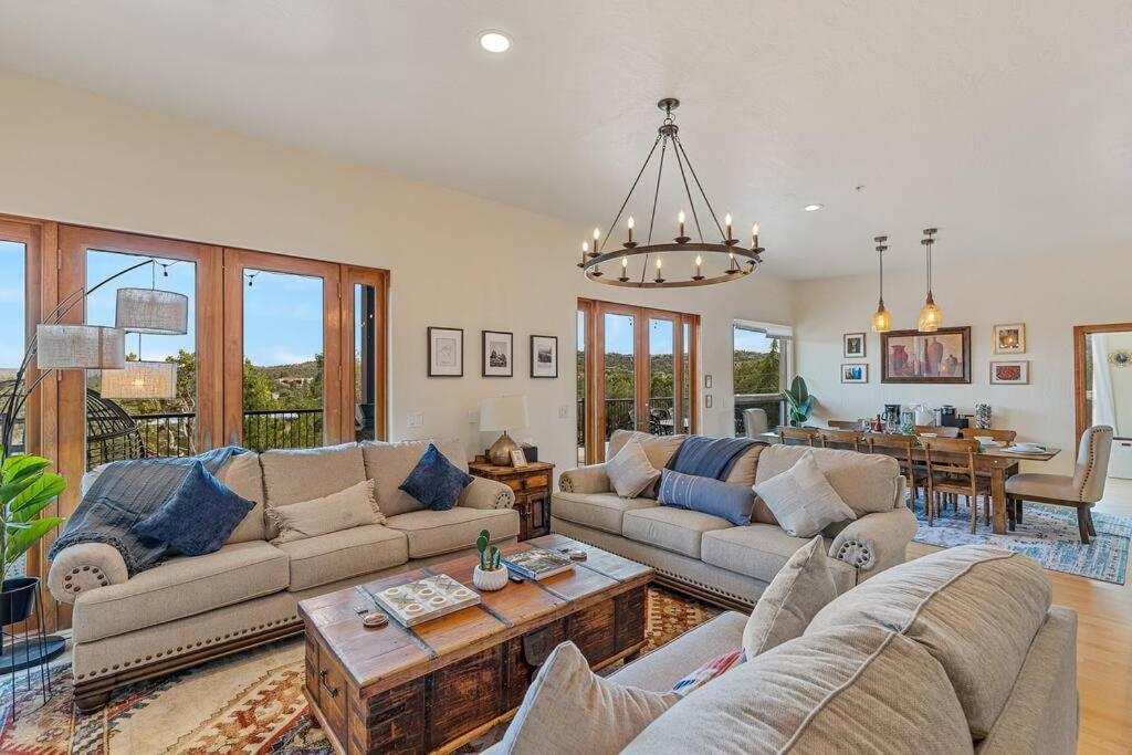Close To Fresh Creek! Sleeps 12 ~ Amazing Views W/Serene Open Space ~ Hot Tub + Game Room ~ Trails Outside Sedona Luaran gambar