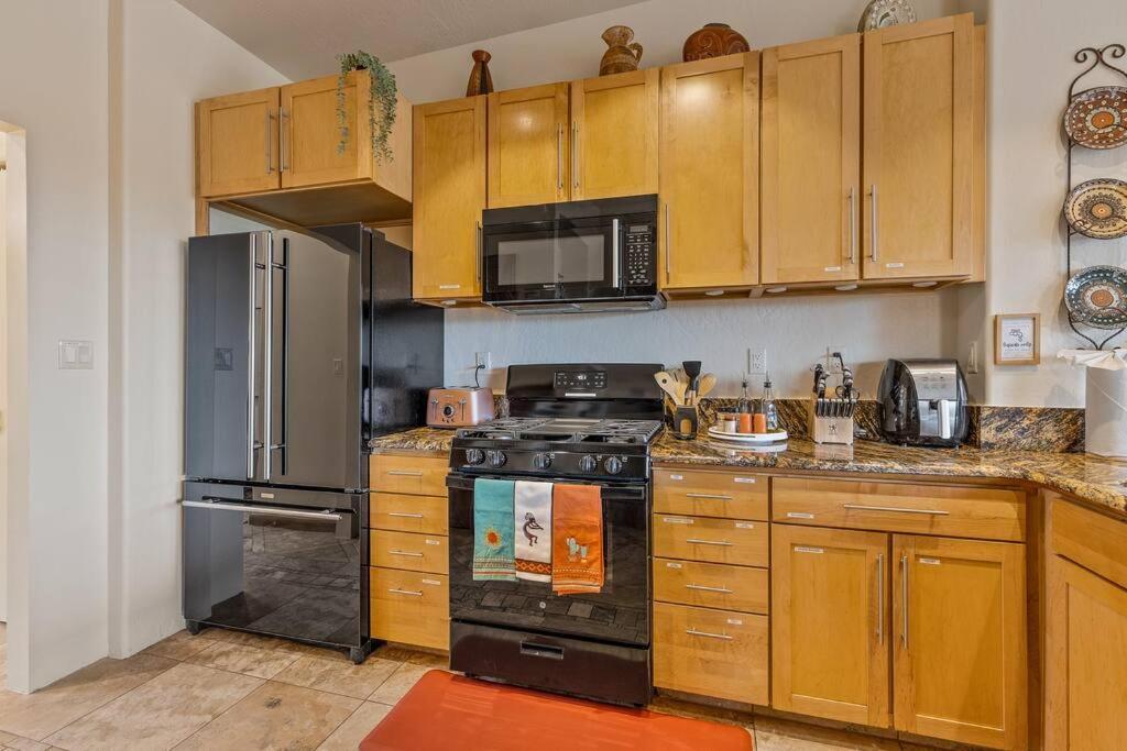 Close To Fresh Creek! Sleeps 12 ~ Amazing Views W/Serene Open Space ~ Hot Tub + Game Room ~ Trails Outside Sedona Luaran gambar