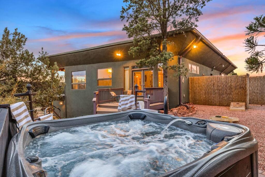 Close To Fresh Creek! Sleeps 12 ~ Amazing Views W/Serene Open Space ~ Hot Tub + Game Room ~ Trails Outside Sedona Luaran gambar