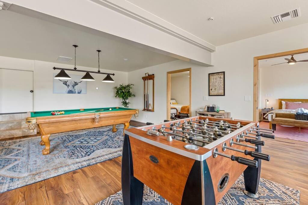 Close To Fresh Creek! Sleeps 12 ~ Amazing Views W/Serene Open Space ~ Hot Tub + Game Room ~ Trails Outside Sedona Luaran gambar
