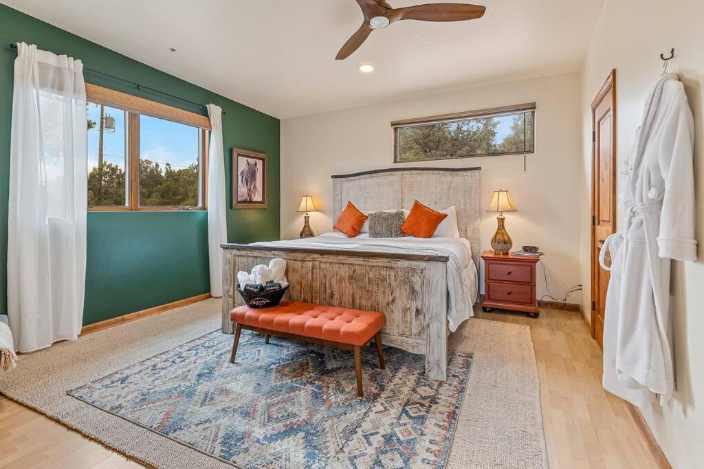 Close To Fresh Creek! Sleeps 12 ~ Amazing Views W/Serene Open Space ~ Hot Tub + Game Room ~ Trails Outside Sedona Luaran gambar