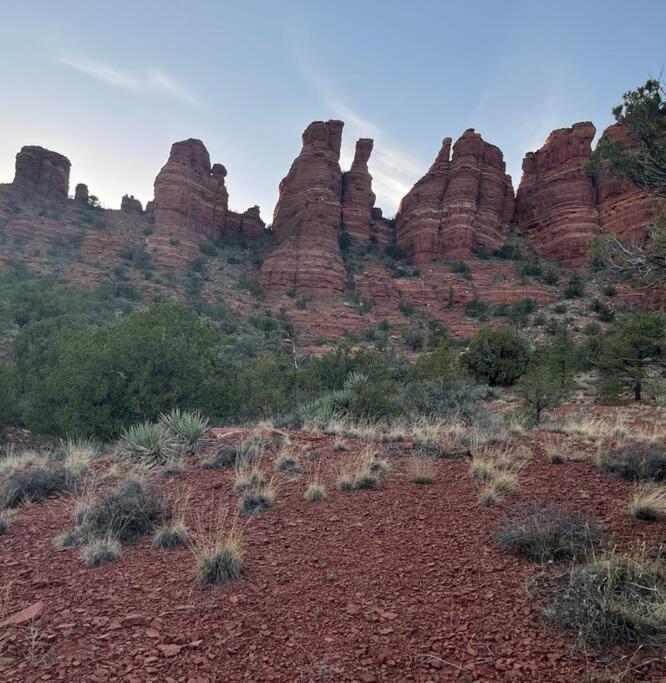 Close To Fresh Creek! Sleeps 12 ~ Amazing Views W/Serene Open Space ~ Hot Tub + Game Room ~ Trails Outside Sedona Luaran gambar