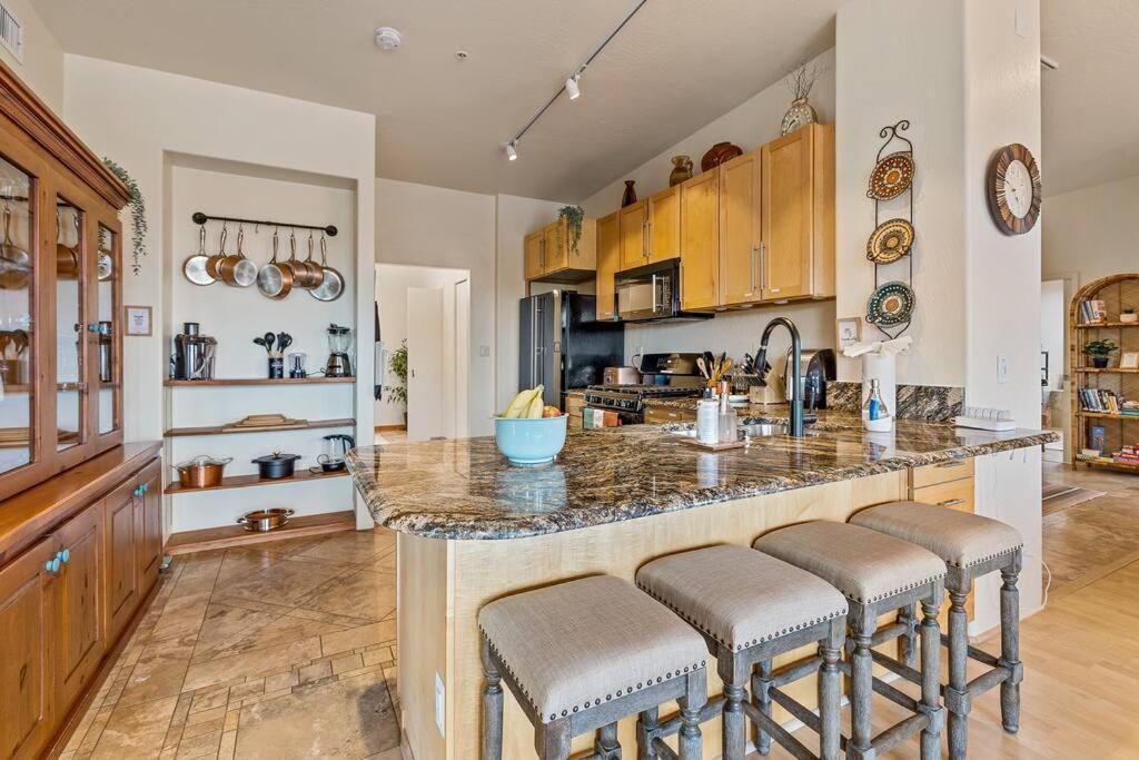 Close To Fresh Creek! Sleeps 12 ~ Amazing Views W/Serene Open Space ~ Hot Tub + Game Room ~ Trails Outside Sedona Luaran gambar
