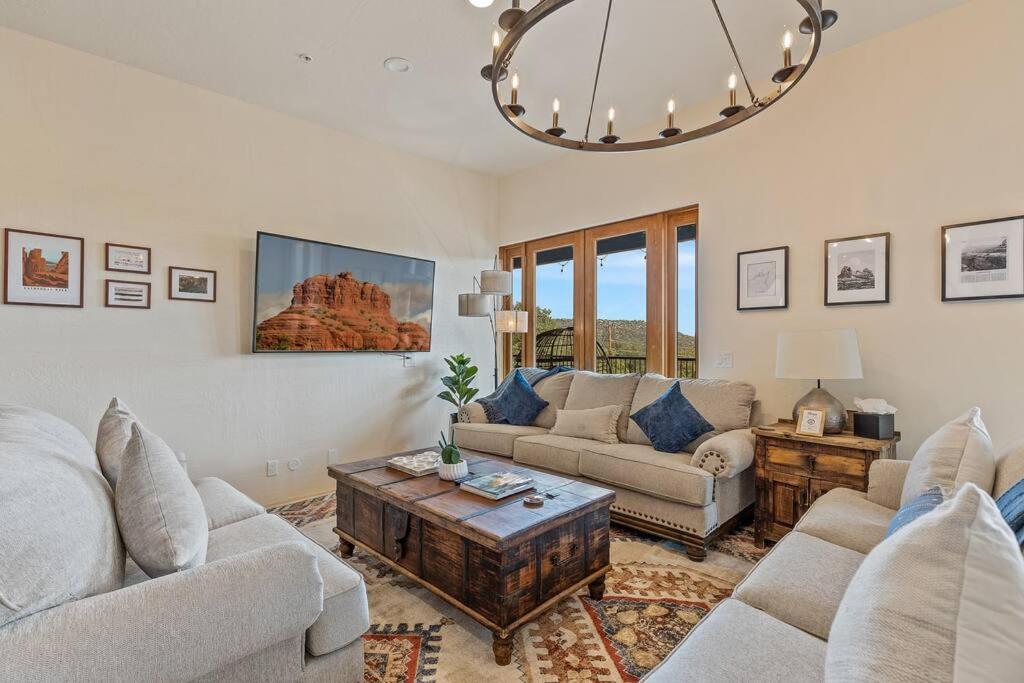 Close To Fresh Creek! Sleeps 12 ~ Amazing Views W/Serene Open Space ~ Hot Tub + Game Room ~ Trails Outside Sedona Luaran gambar