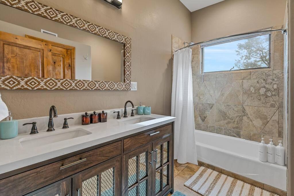 Close To Fresh Creek! Sleeps 12 ~ Amazing Views W/Serene Open Space ~ Hot Tub + Game Room ~ Trails Outside Sedona Luaran gambar