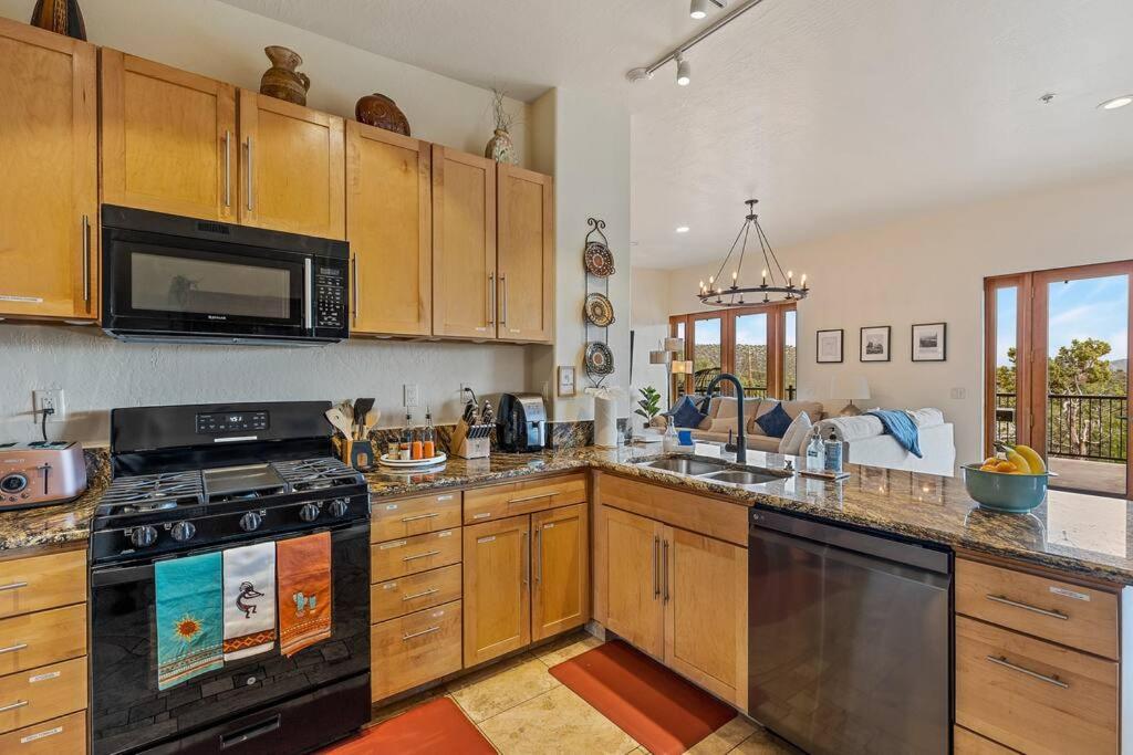 Close To Fresh Creek! Sleeps 12 ~ Amazing Views W/Serene Open Space ~ Hot Tub + Game Room ~ Trails Outside Sedona Luaran gambar