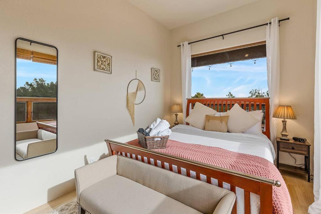 Close To Fresh Creek! Sleeps 12 ~ Amazing Views W/Serene Open Space ~ Hot Tub + Game Room ~ Trails Outside Sedona Luaran gambar