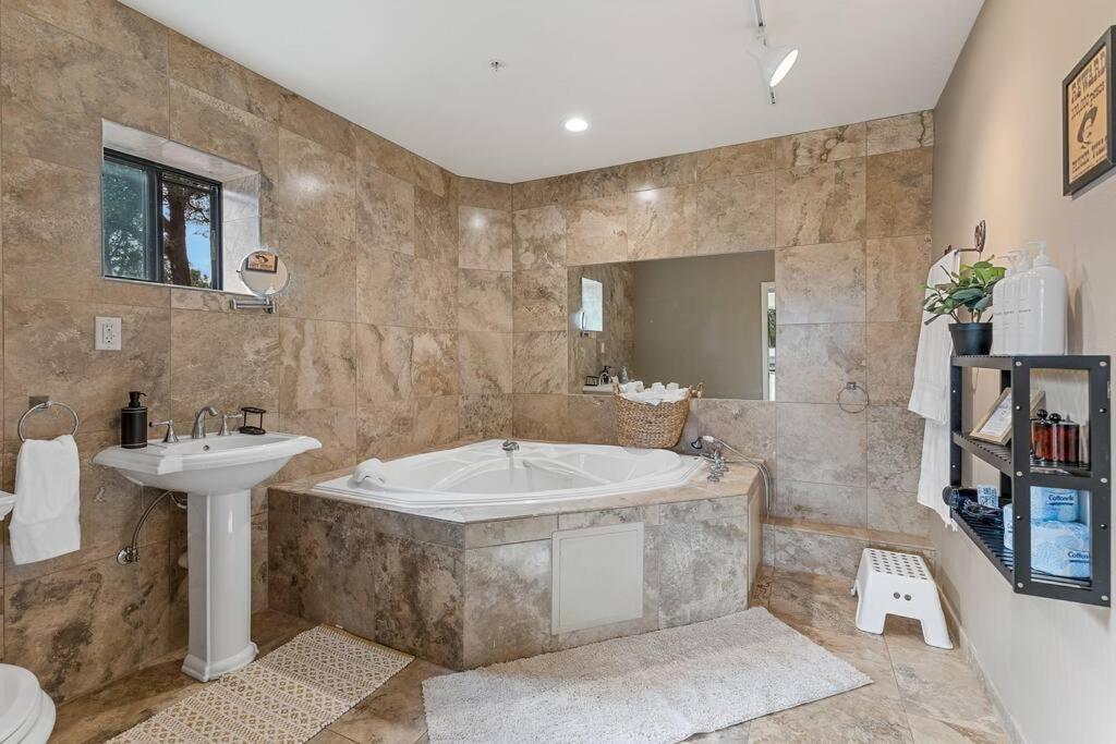 Close To Fresh Creek! Sleeps 12 ~ Amazing Views W/Serene Open Space ~ Hot Tub + Game Room ~ Trails Outside Sedona Luaran gambar