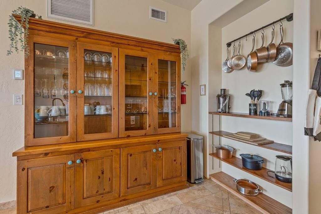Close To Fresh Creek! Sleeps 12 ~ Amazing Views W/Serene Open Space ~ Hot Tub + Game Room ~ Trails Outside Sedona Luaran gambar