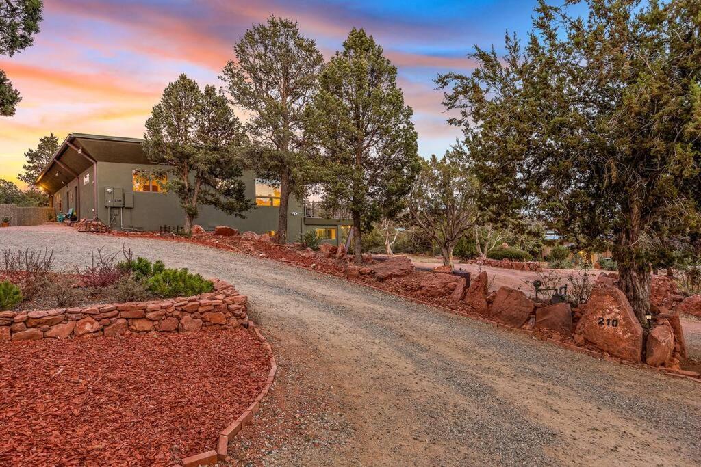 Close To Fresh Creek! Sleeps 12 ~ Amazing Views W/Serene Open Space ~ Hot Tub + Game Room ~ Trails Outside Sedona Luaran gambar