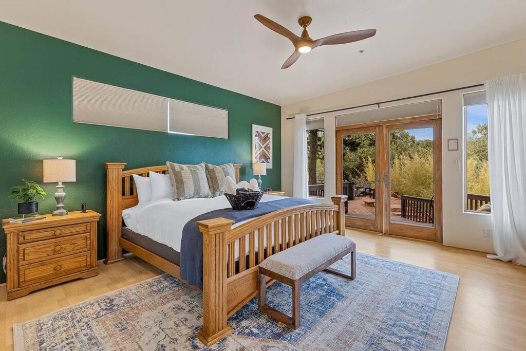 Close To Fresh Creek! Sleeps 12 ~ Amazing Views W/Serene Open Space ~ Hot Tub + Game Room ~ Trails Outside Sedona Luaran gambar