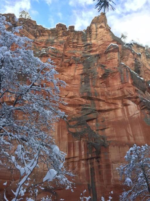 Close To Fresh Creek! Sleeps 12 ~ Amazing Views W/Serene Open Space ~ Hot Tub + Game Room ~ Trails Outside Sedona Luaran gambar