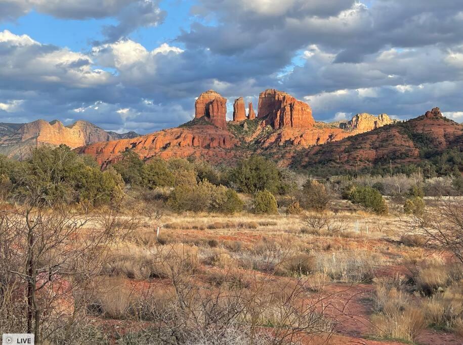 Close To Fresh Creek! Sleeps 12 ~ Amazing Views W/Serene Open Space ~ Hot Tub + Game Room ~ Trails Outside Sedona Luaran gambar