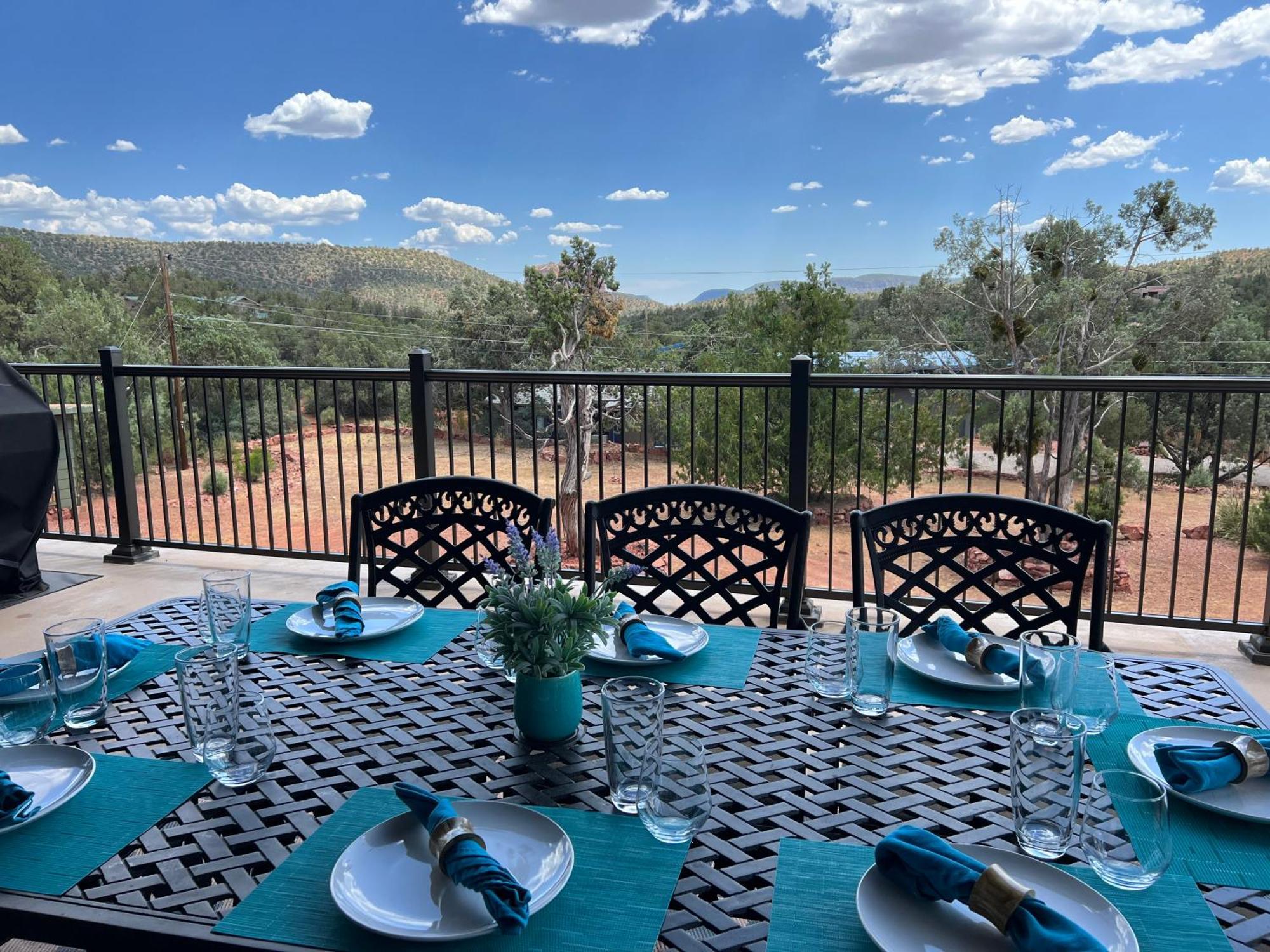 Close To Fresh Creek! Sleeps 12 ~ Amazing Views W/Serene Open Space ~ Hot Tub + Game Room ~ Trails Outside Sedona Luaran gambar